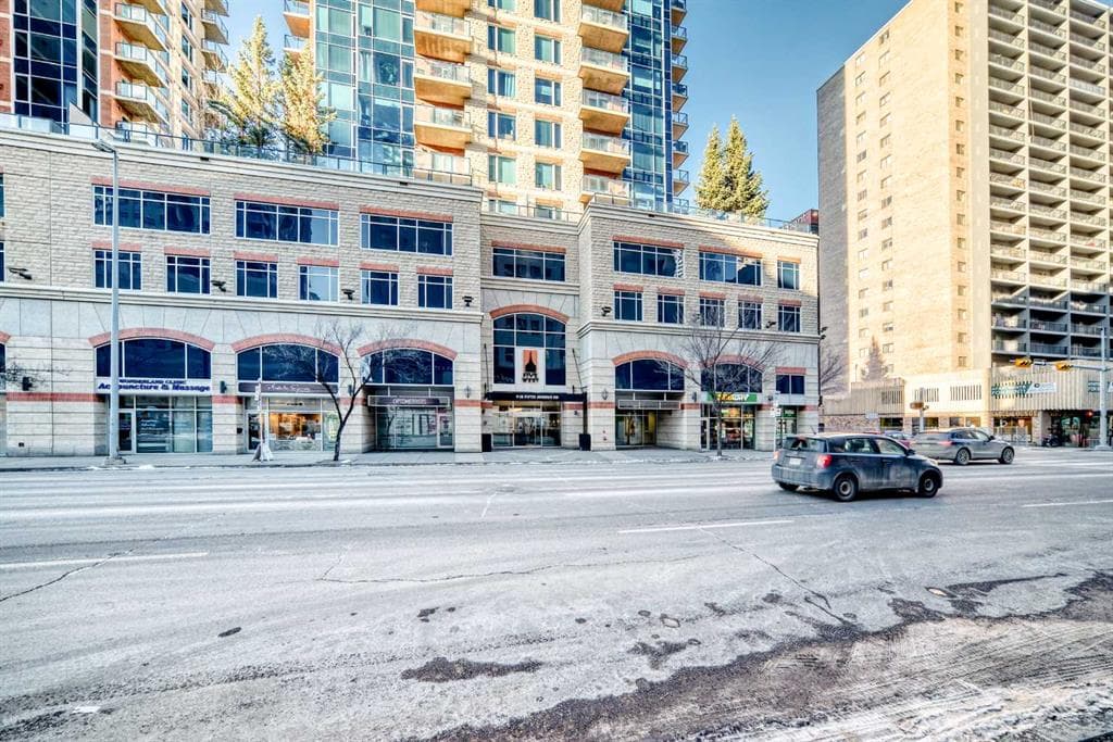 2208, 910 5 Avenue SW — photo 1
