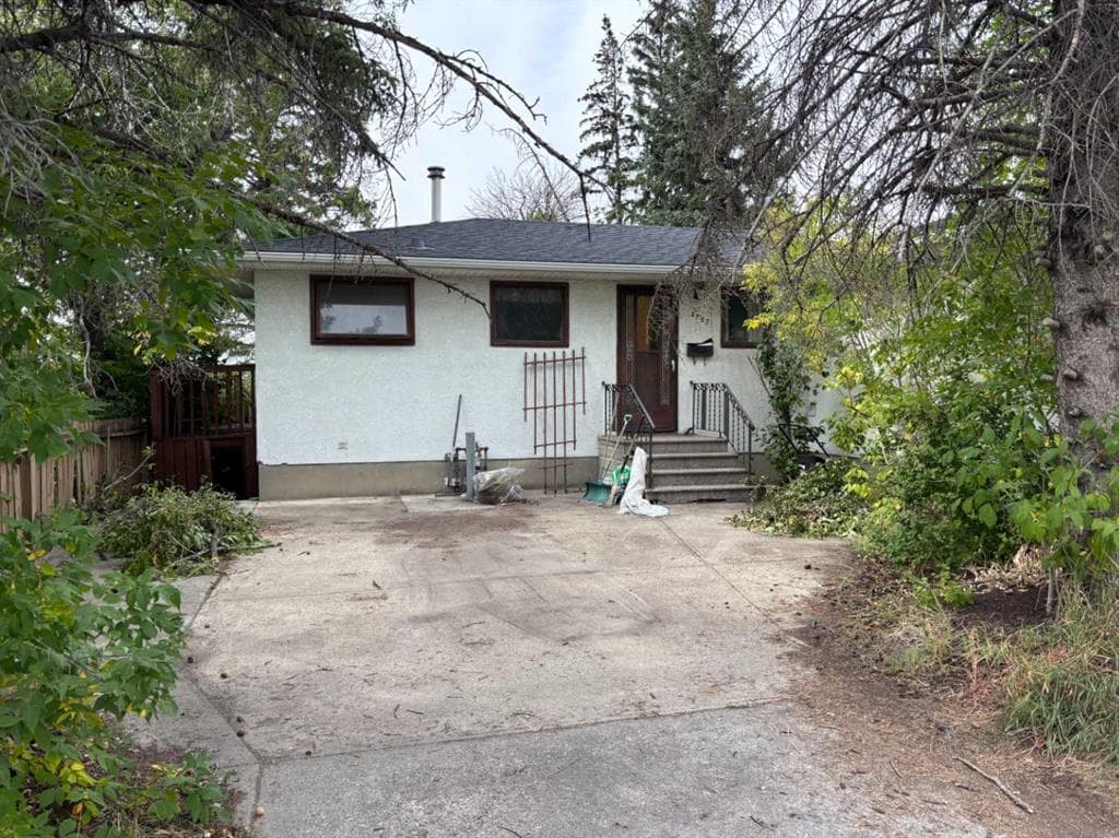 3-bed Detached for sale at 3207 Castle Road NW, Calgary
