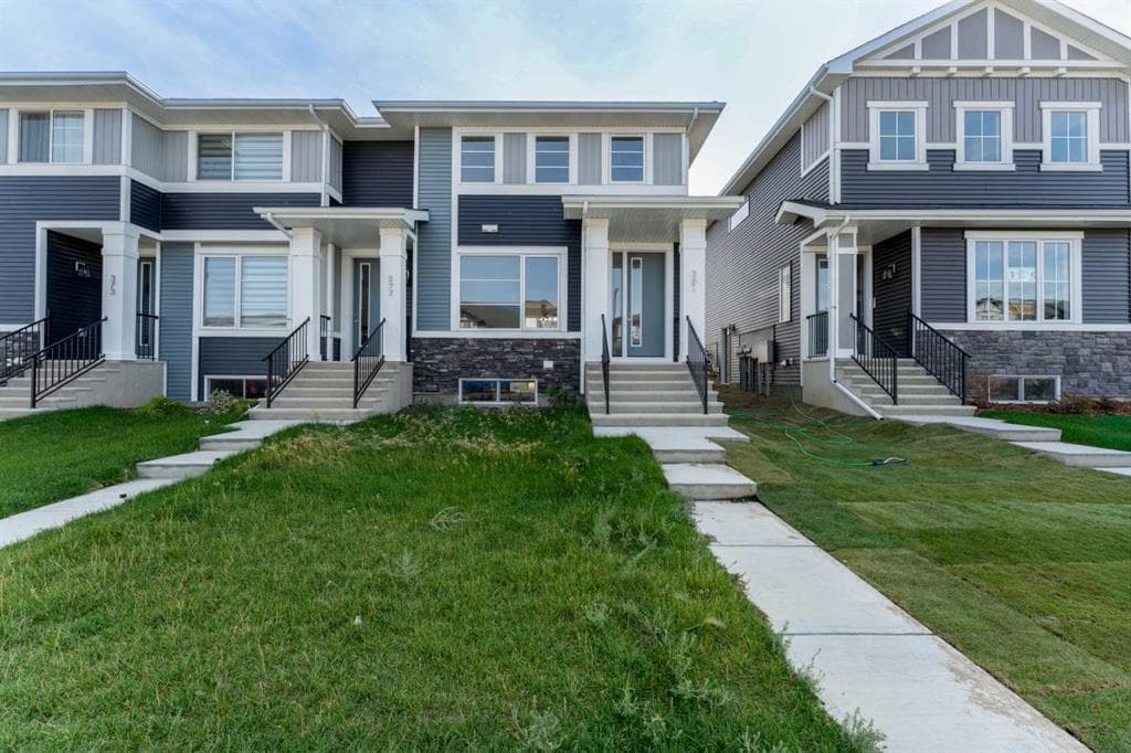 3-bed Townhouse for sale at 381 Waterford Boulevard, Chestermere