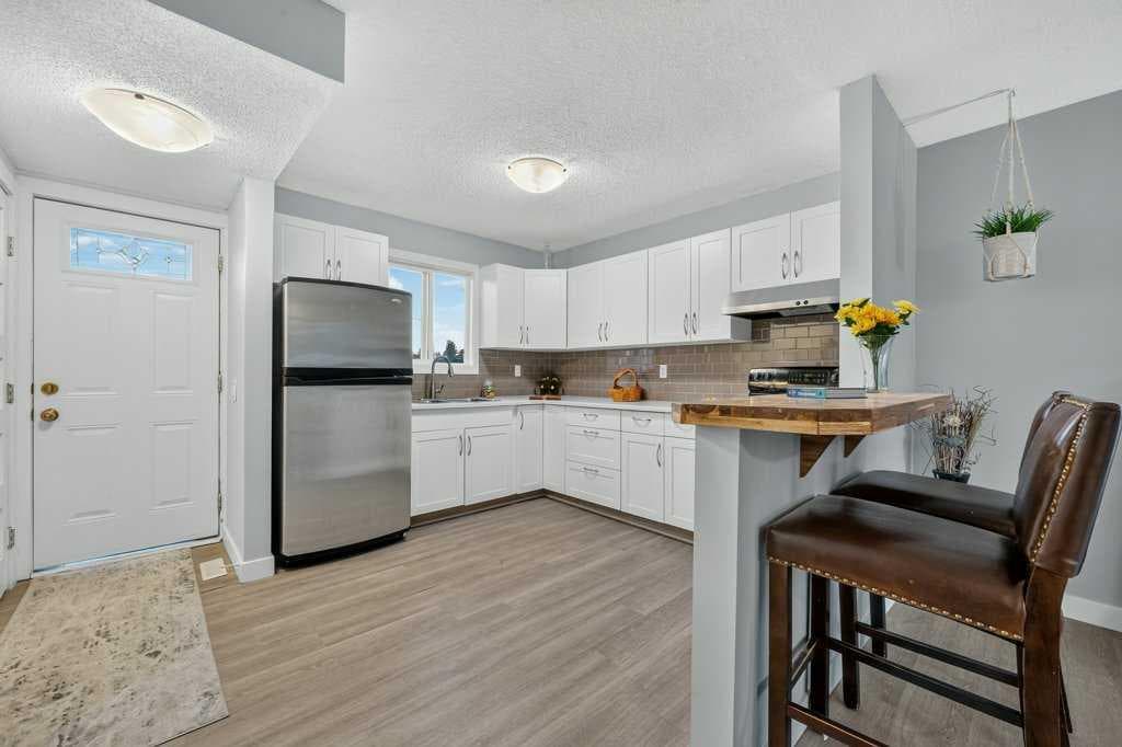 3-bed Semi-detached for sale at 3046 32A Avenue SE, Calgary