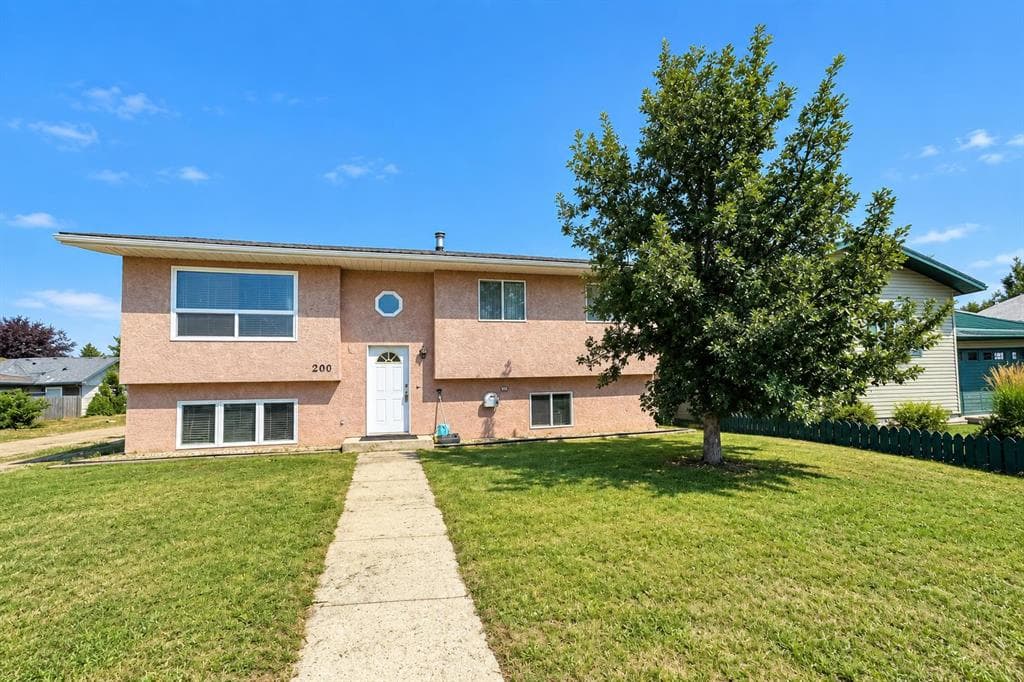 6-bed Detached for sale at 200 Upland Boulevard W, Brooks