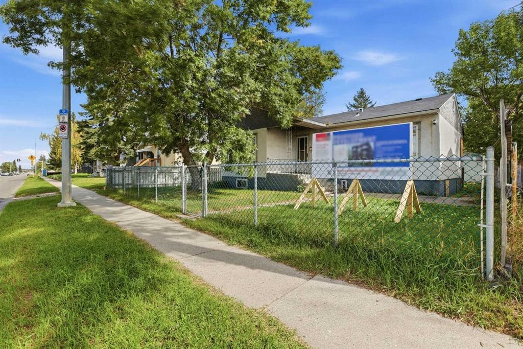 1-bed Detached for sale at 3520 Centre Street N, Calgary