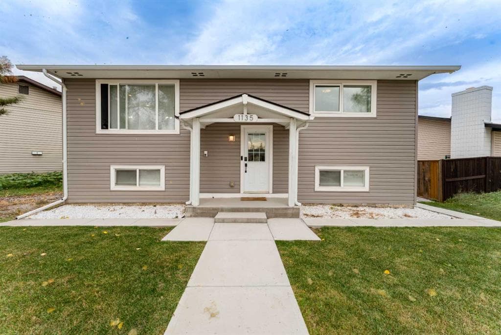 4-bed Detached for sale at 1135 penrith Crescent SE, Calgary