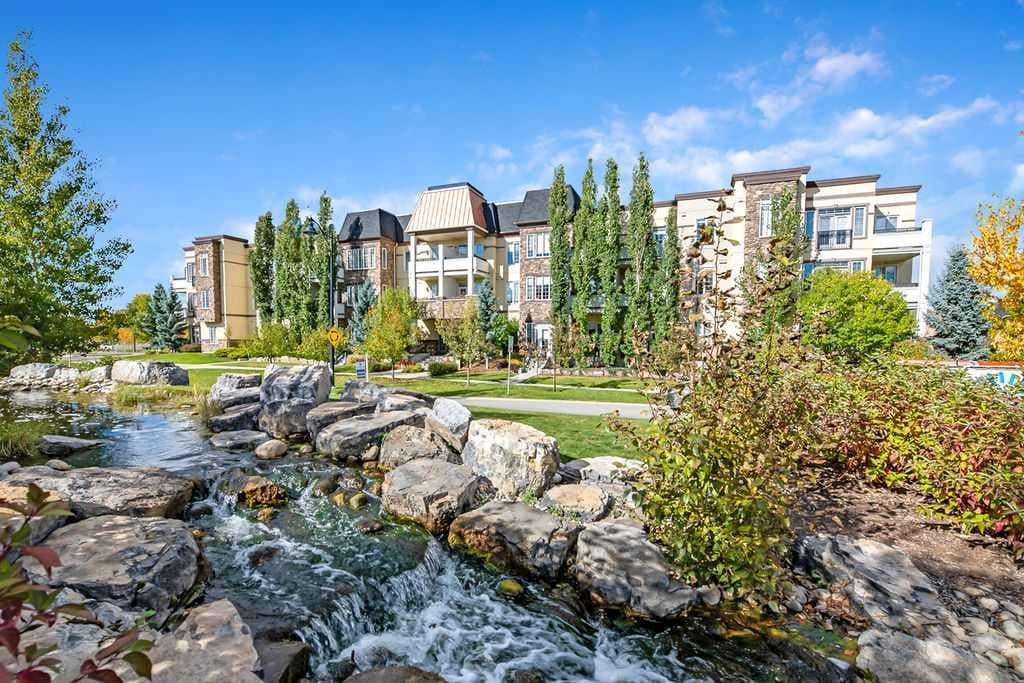 2-bed Apartment for sale at 204, 39 Quarry Gate SE, Calgary