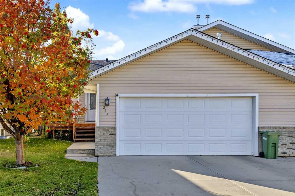 224 Hillvale Crescent — photo 1