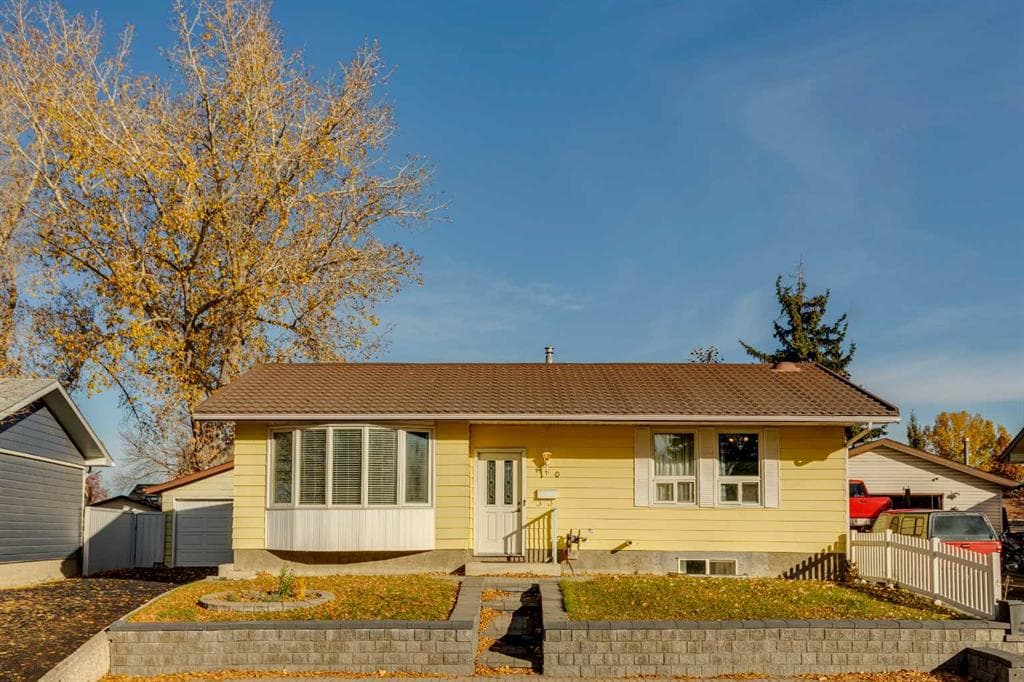 4-bed Detached for sale at 440 Lynnover Way SE, Calgary