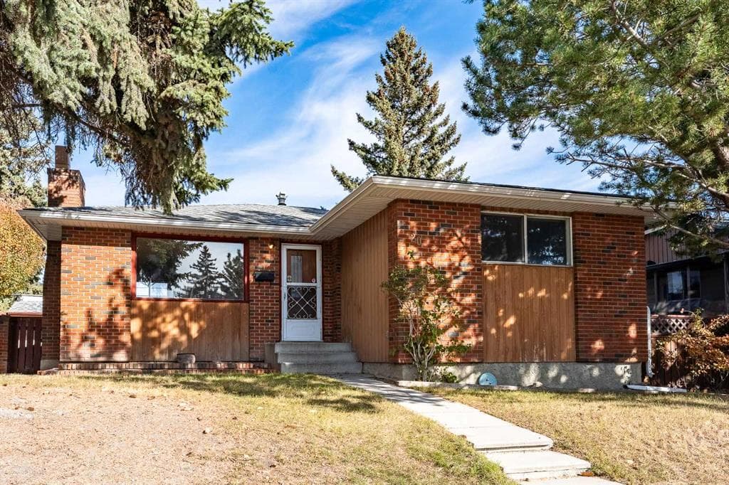 20 Blackthorn Place NE — photo 1