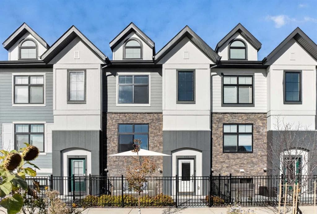 2-bed Townhouse for sale at 180 Les Jardins Park SE, Calgary