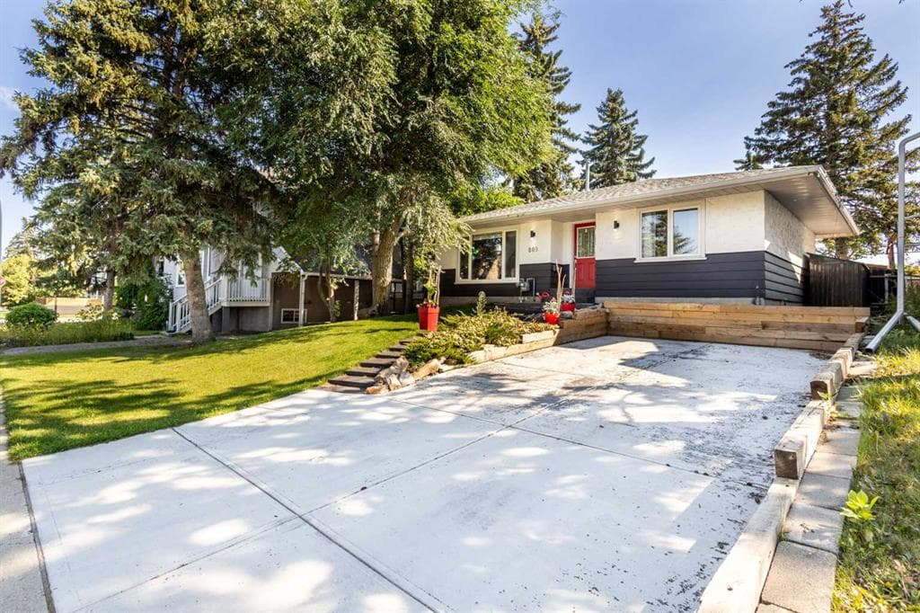 809 68 Avenue SW — photo 1