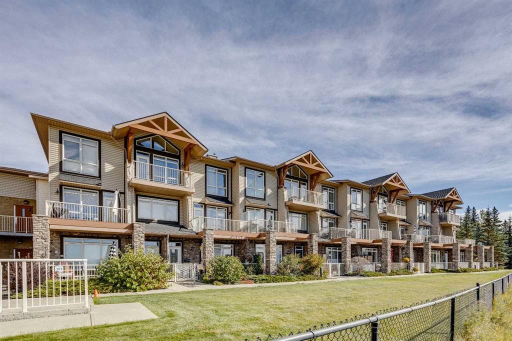 2-bed Townhouse for sale at 17, 181 Rockyledge View NW, Calgary