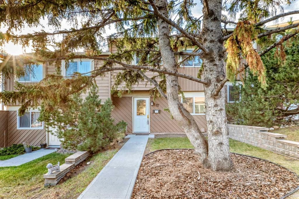 3-bed Townhouse for sale at 17, 4940 39 Avenue SW, Calgary