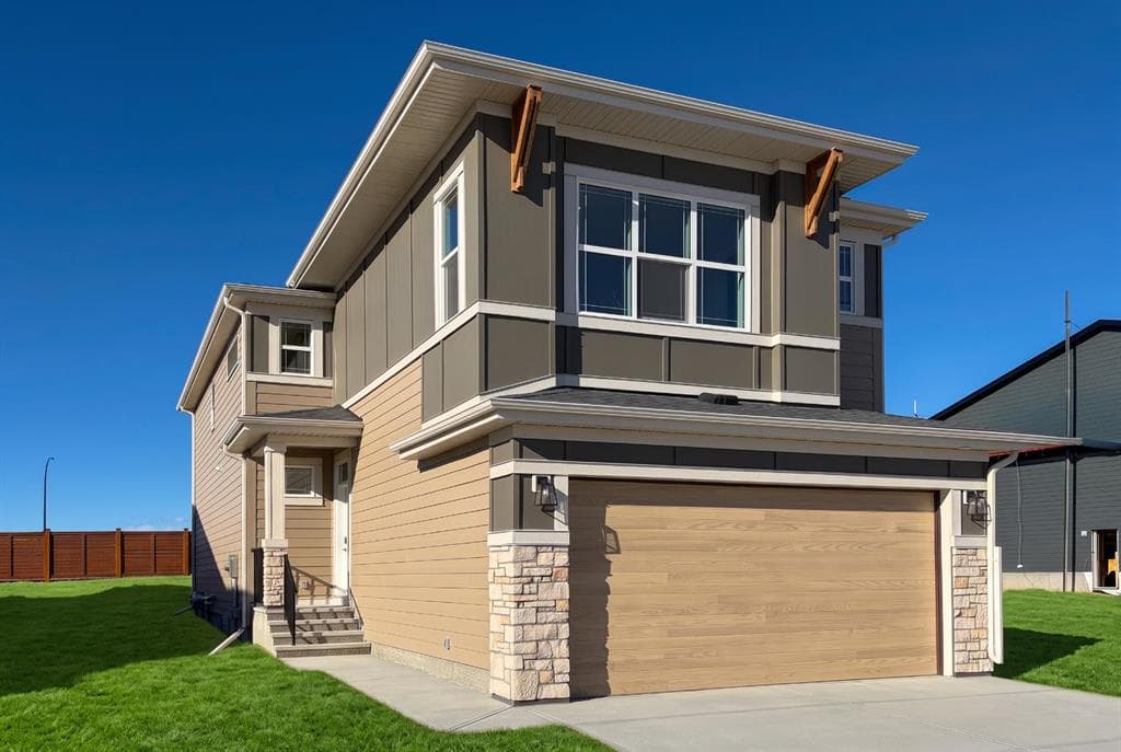4-bed Detached for sale at 77 Royston Gardens NW, Calgary
