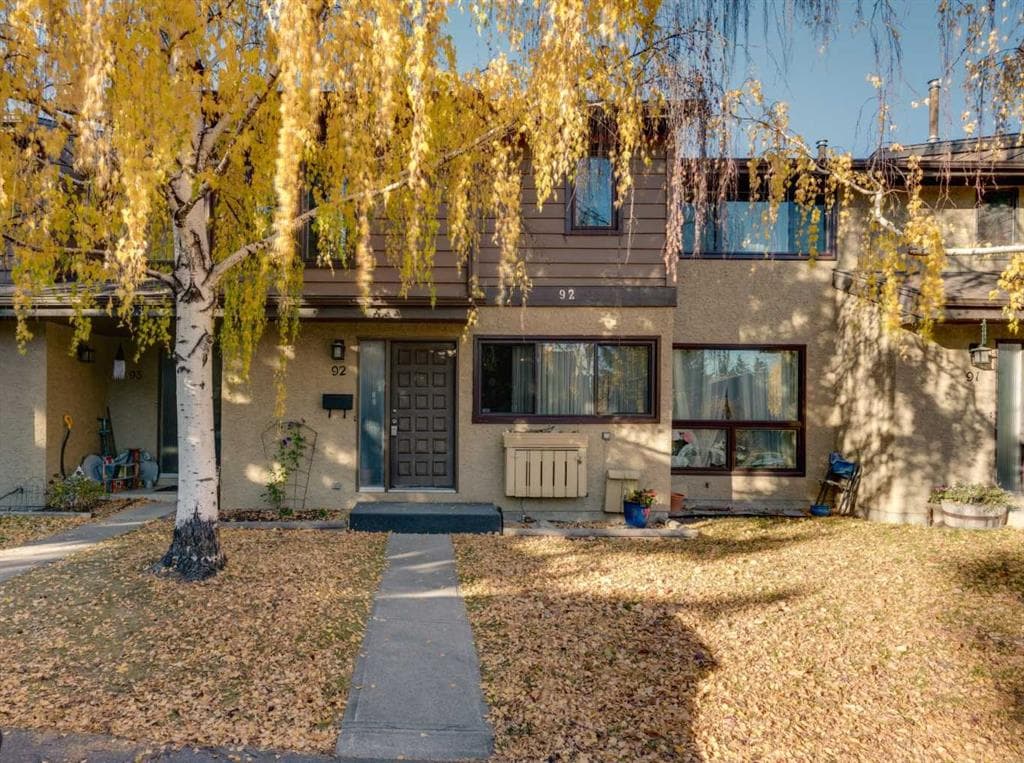3-bed Townhouse for sale at 92, 2300 Oakmoor Drive SW, Calgary