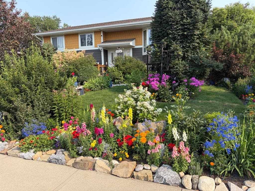 4-bed Detached for sale at 6024 Pinecrest Way NE, Calgary
