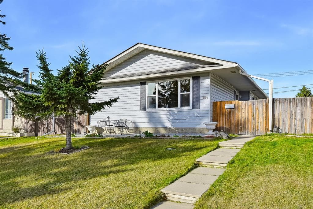 1303 Penedo Crescent SE — photo 1