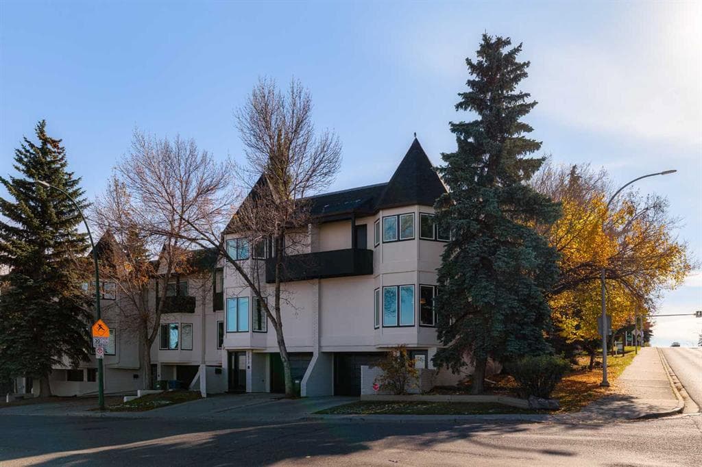 1425 Colborne Crescent SW — photo 1