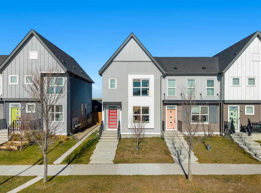 3-bed Townhouse for sale at 220 Livingston View NE, Calgary