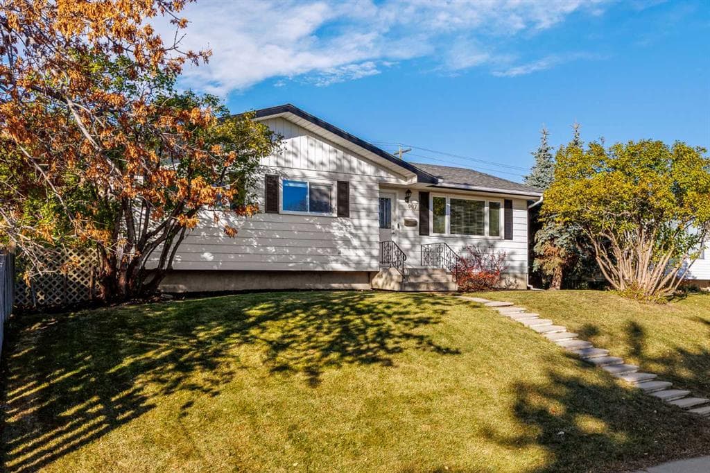 907 Canfield Crescent SW — photo 1