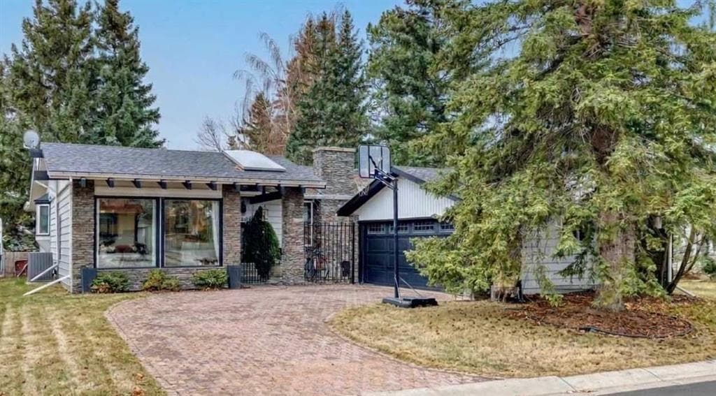 127 Dalcastle Close NW — photo 1