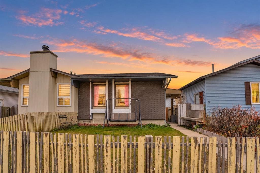 74 Whitman Close NE — photo 1