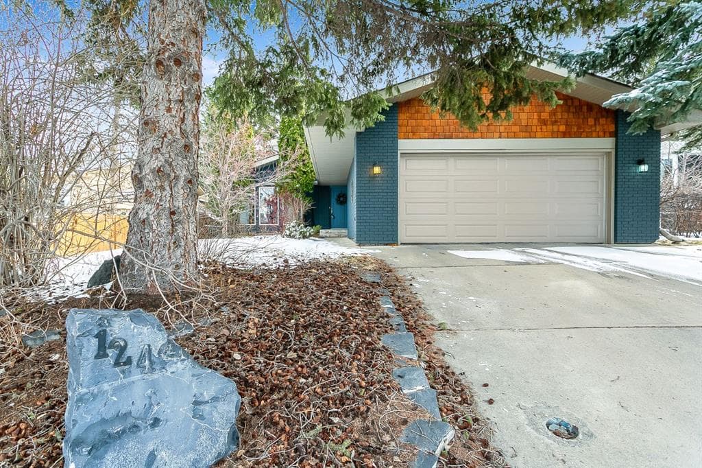 5-bed Detached for sale at 124 Oakchurch Place SW, Calgary