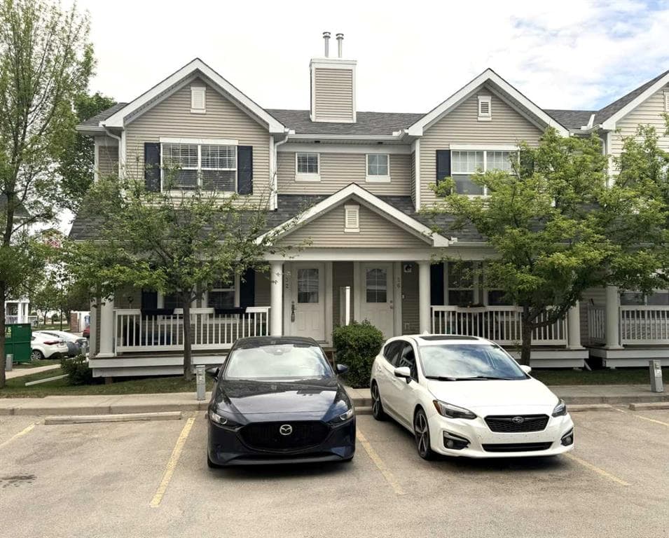 4-bed Townhouse for sale at 32 Country Village Lane NE, Calgary