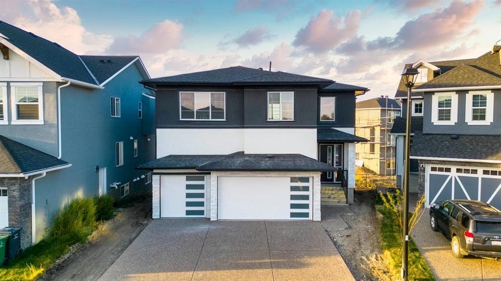 215 Kinniburgh Place — photo 1