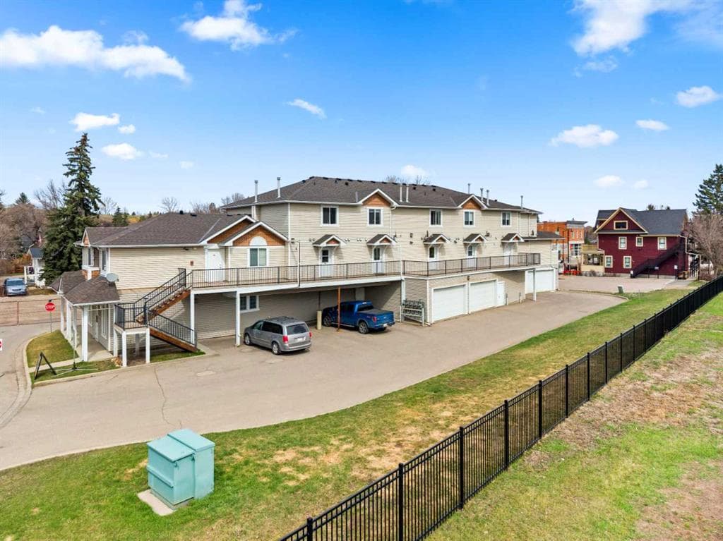 2-bed Townhouse for sale at 207, 45 N Railway Street, Okotoks