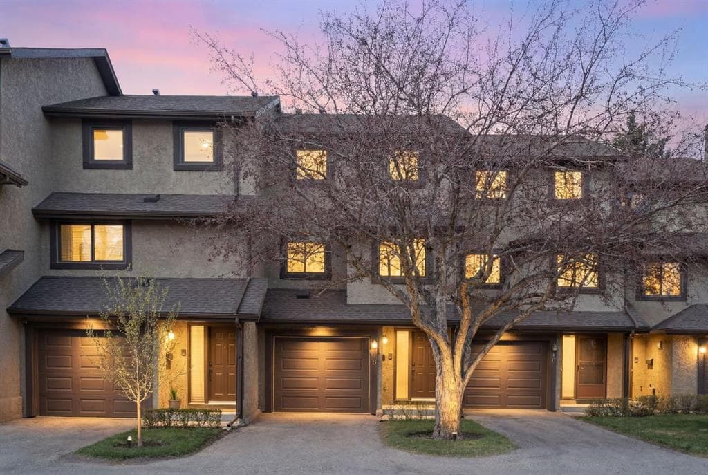 3-bed Townhouse for sale at 18 Glamis Gardens SW, Calgary