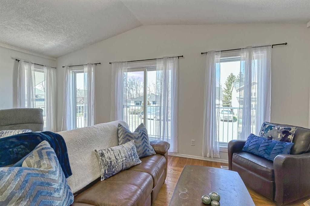 3-bed Detached for sale at 417 2 Avenue NW, Diamond Valley