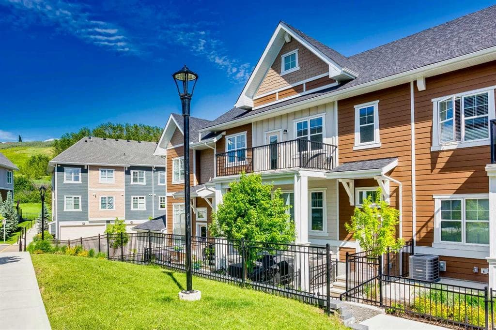3-bed Townhouse for sale at 607 Cranbrook Walk SE, Calgary