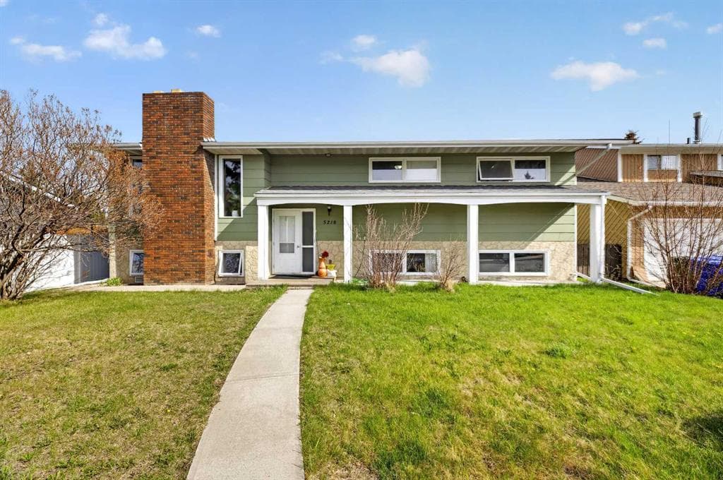 6-bed Detached for sale at 5218 Silverpark Close, Olds