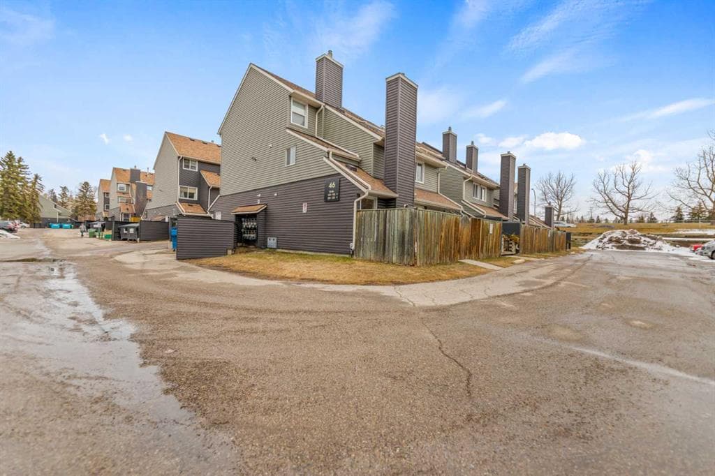 3-bed Townhouse for sale at 129, 46 Glamis Green SW, Calgary