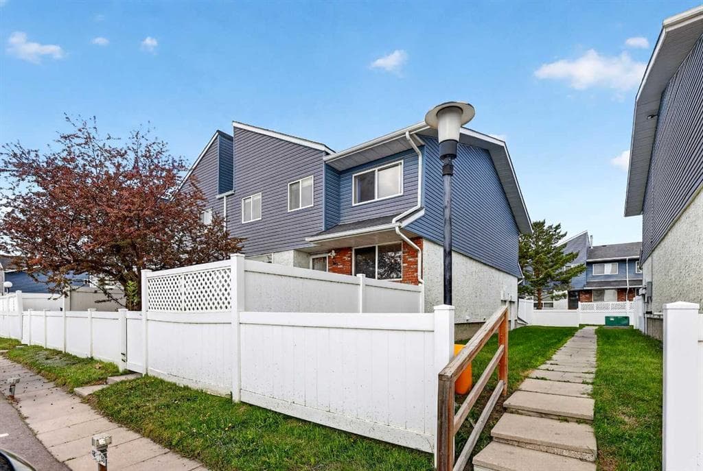 3-bed Townhouse for sale at 46, 4769 Hubalta Road SE, Calgary