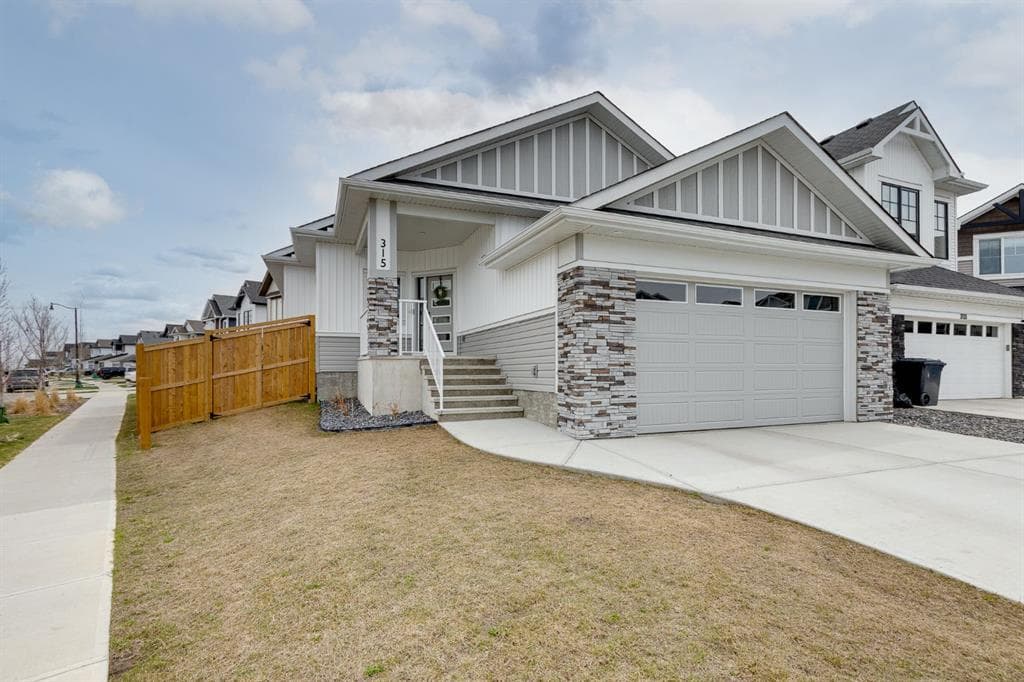 5-bed Detached for sale at 315 Monterey Place SE, High River