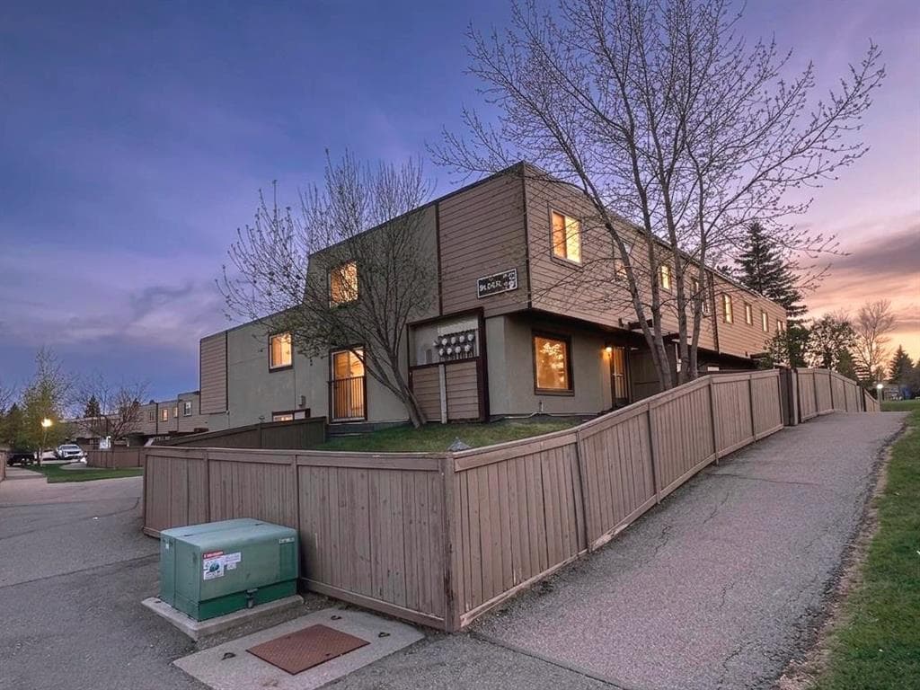 3-bed Townhouse for sale at 148, 3809 45 Street SW, Calgary