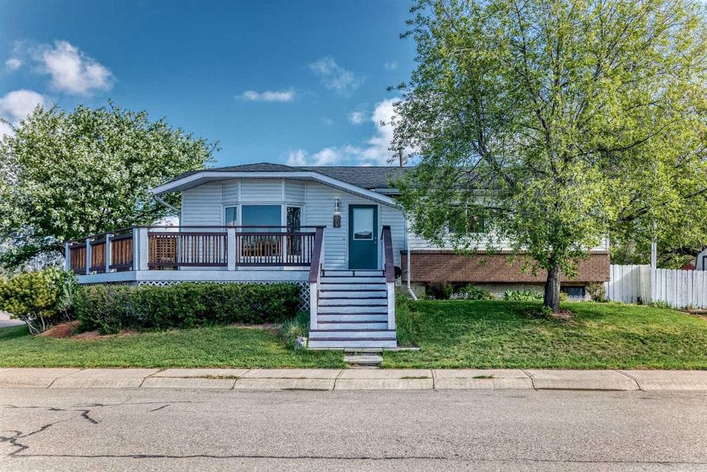 4-bed Detached for sale at 85 Rideau Close SW, Airdrie