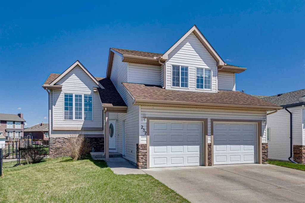 4-bed Detached for sale at 232 Hillcrest Court, Strathmore