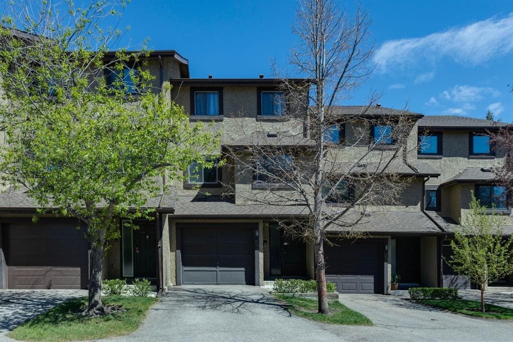3-bed Townhouse for sale at 22 Glamis Gardens SW, Calgary