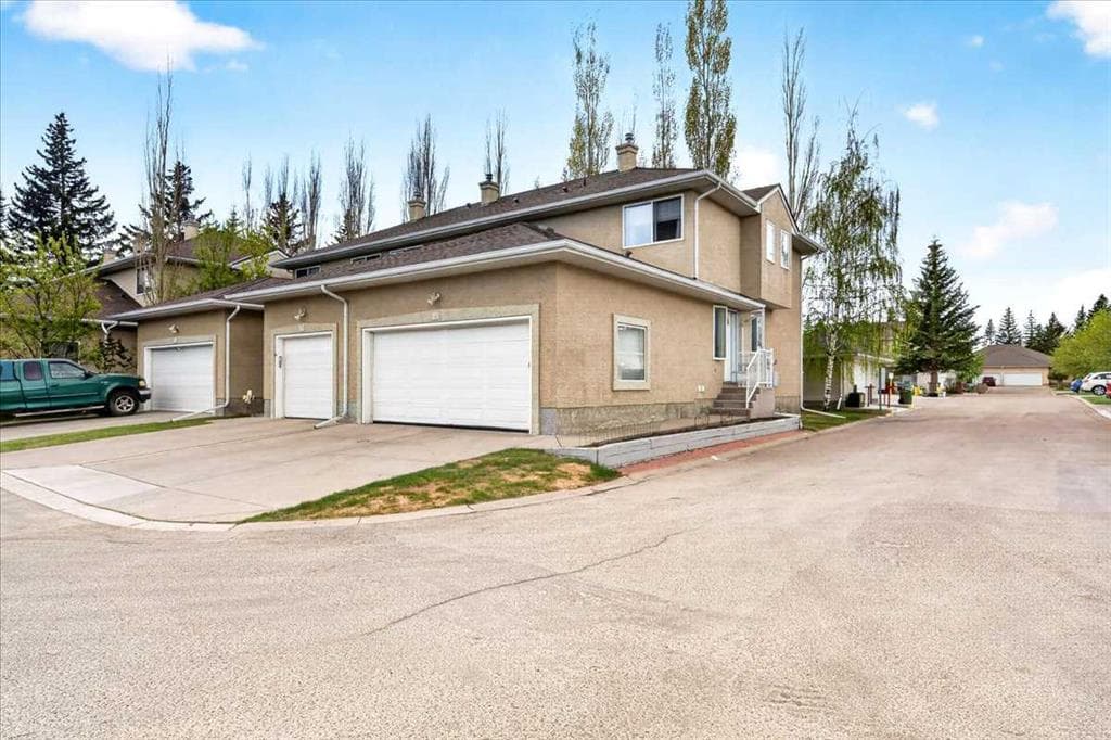 3-bed Townhouse for sale at 15 Cedarview Mews, Calgary