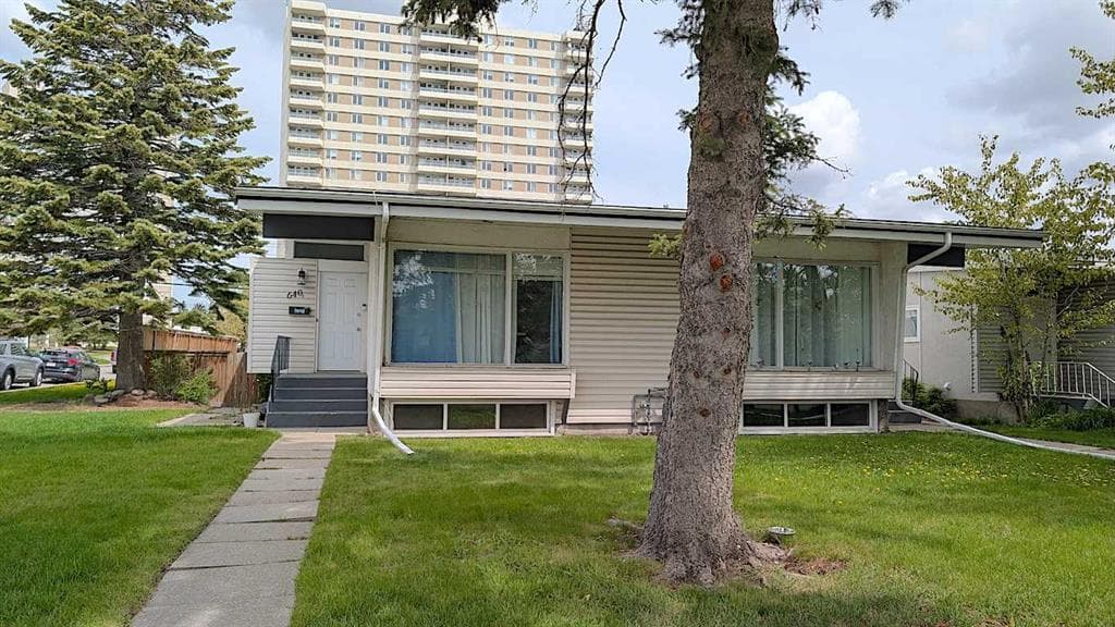 638 640 68 Avenue SW — photo 1