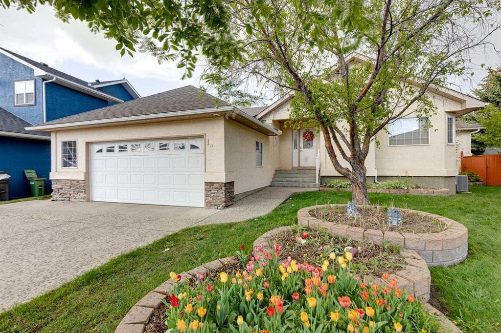 6-bed Detached for sale at 19 Madison Court, Strathmore
