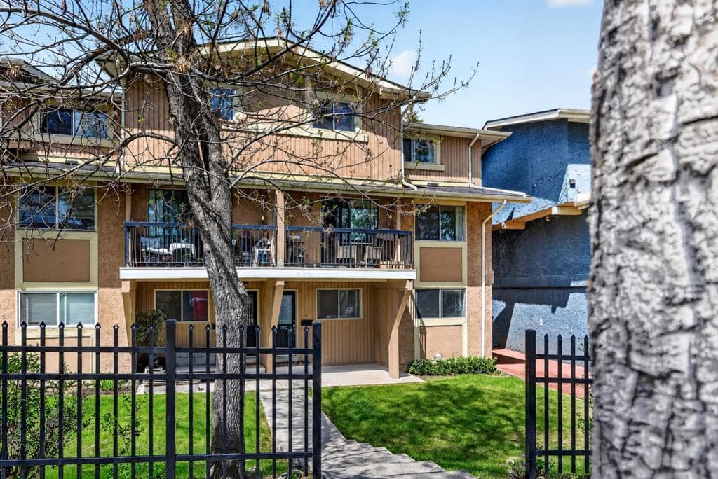 2-bed Townhouse for sale at 1112, 2200 Woodview Drive SW, Calgary