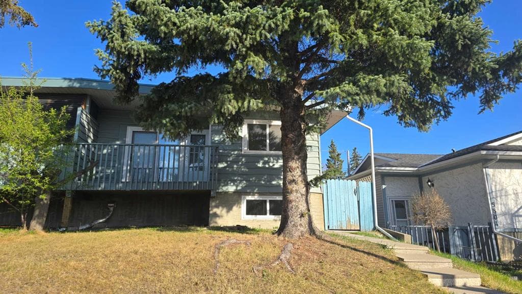 10-bed Semi-detached for sale at 5806 Dalgleish Road NW, Calgary