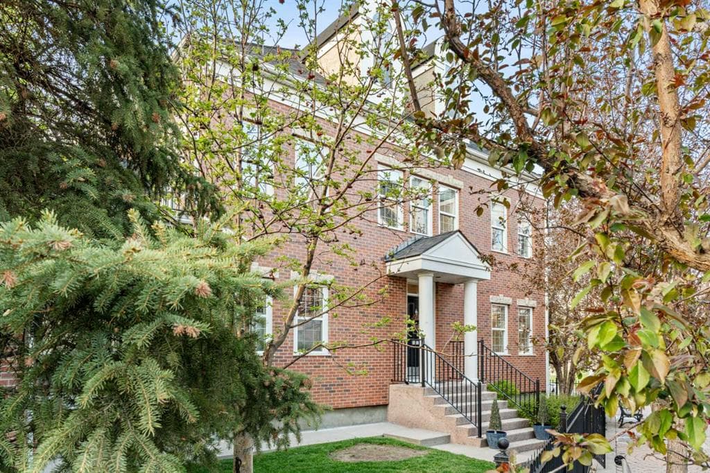 3-bed Townhouse for sale at 230 Garrison Square SW, Calgary