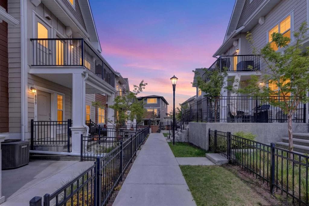 2-bed Townhouse for sale at 814 Cranbrook Walk SE, Calgary
