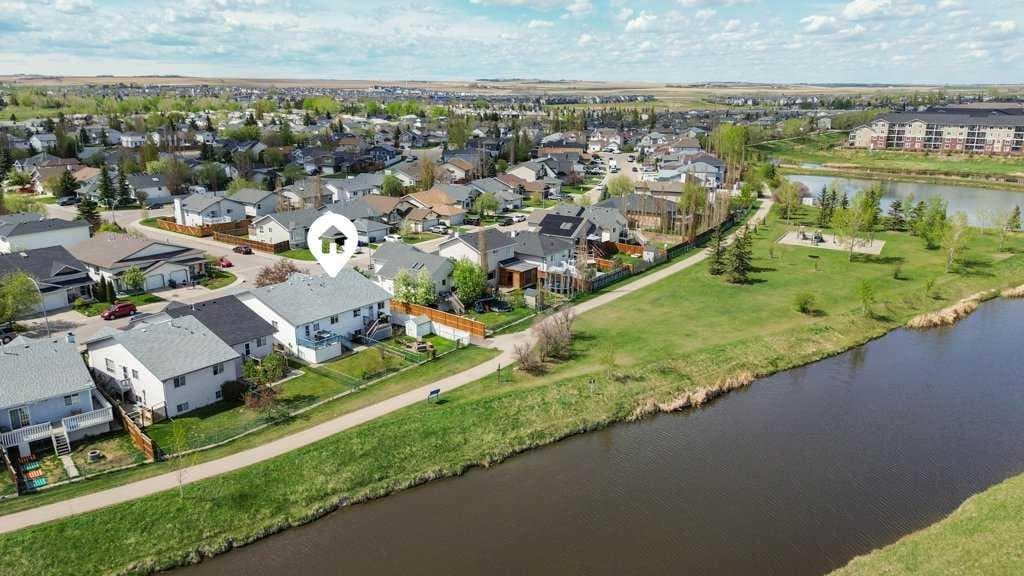 4-bed Semi-detached for sale at 202 Willowbrook Close NW, Airdrie