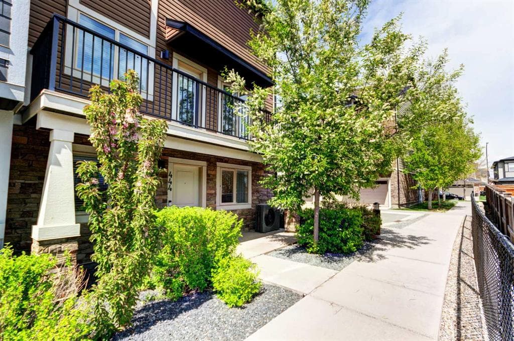 3-bed Townhouse for sale at 444 Legacy Point SE, Calgary