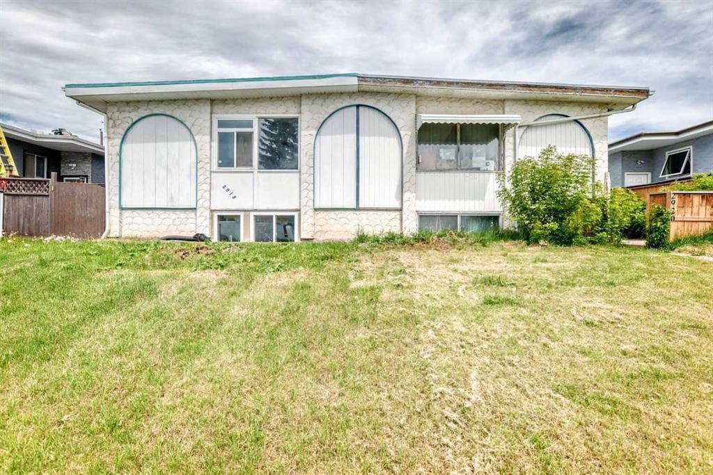 5-bed Semi-detached for sale at 2918 Doverville Crescent SE, Calgary