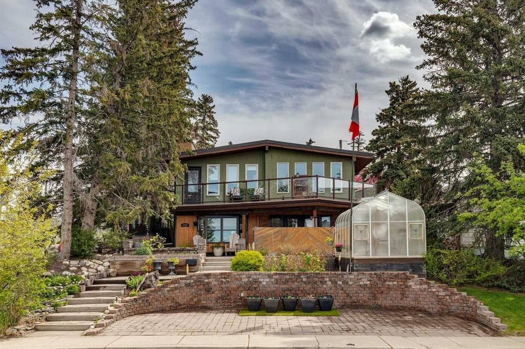 4-bed Detached for sale at 3232 15 Street NW, Calgary